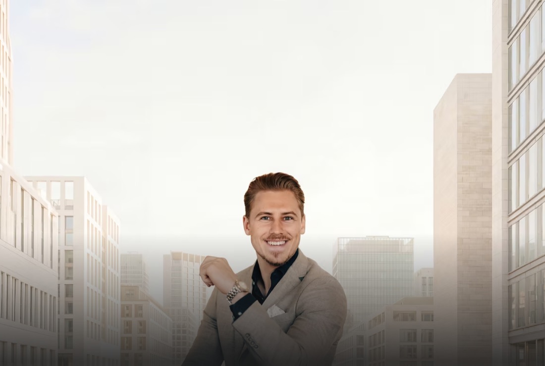 Startseite von Pascal Rudroff, Immobilienberatung: helles Design in Off-White und Gold mit Portrait vor einer Stadtkulisse.