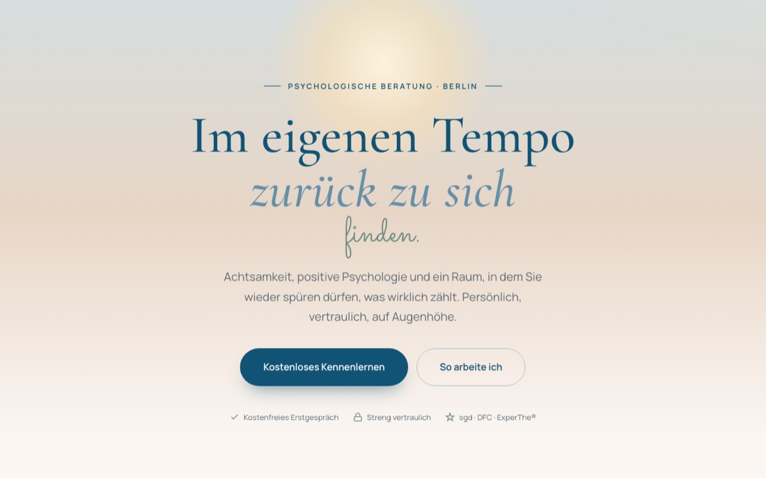 Startseite von Silvana Buchholz, psychologische Beratung Berlin: heller Verlauf in Blau und Sandtönen mit der Überschrift Im eigenen Tempo zurück zu sich finden.