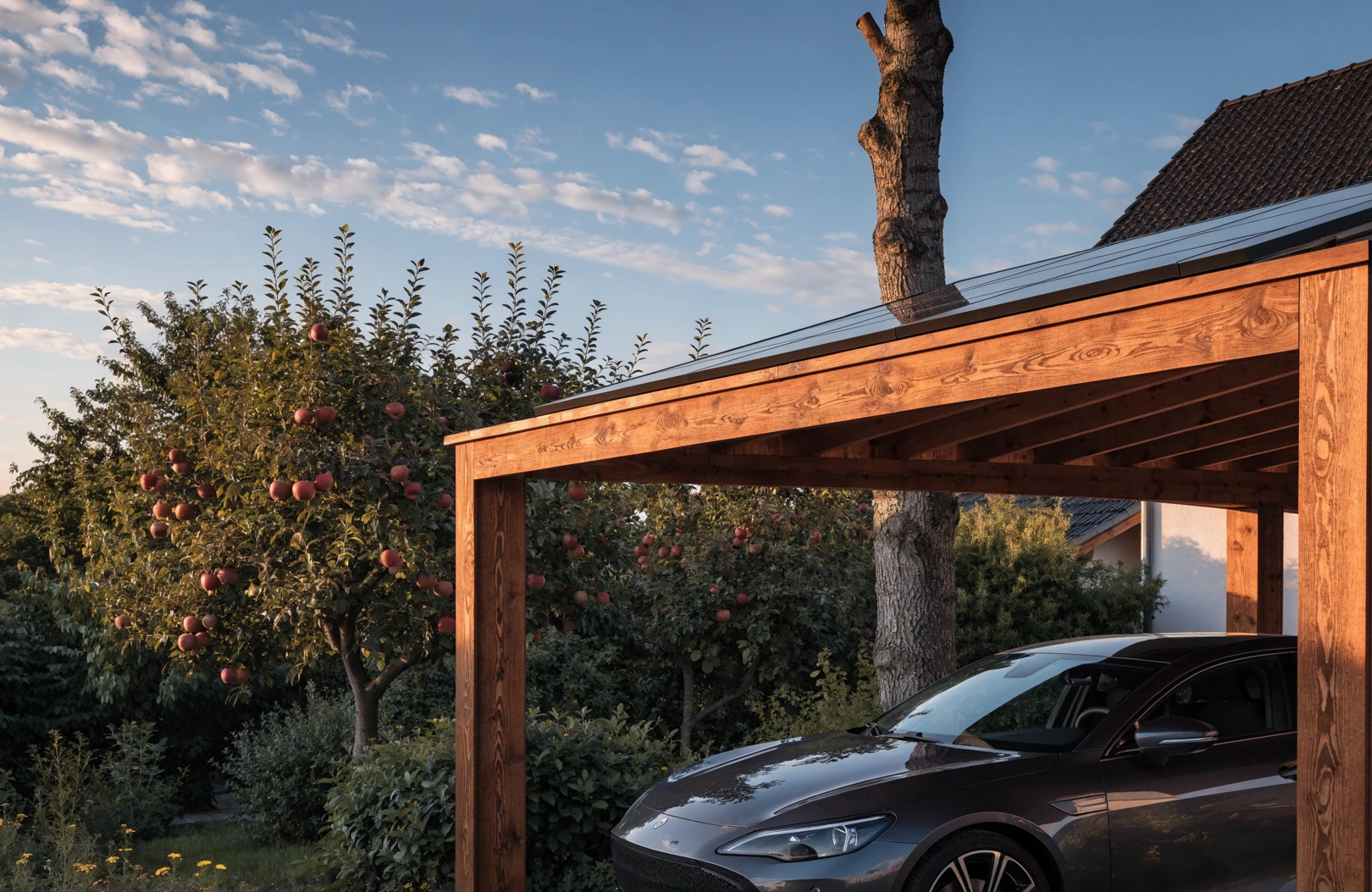 Solar-Carport aus Holz mit ladendem Elektroauto